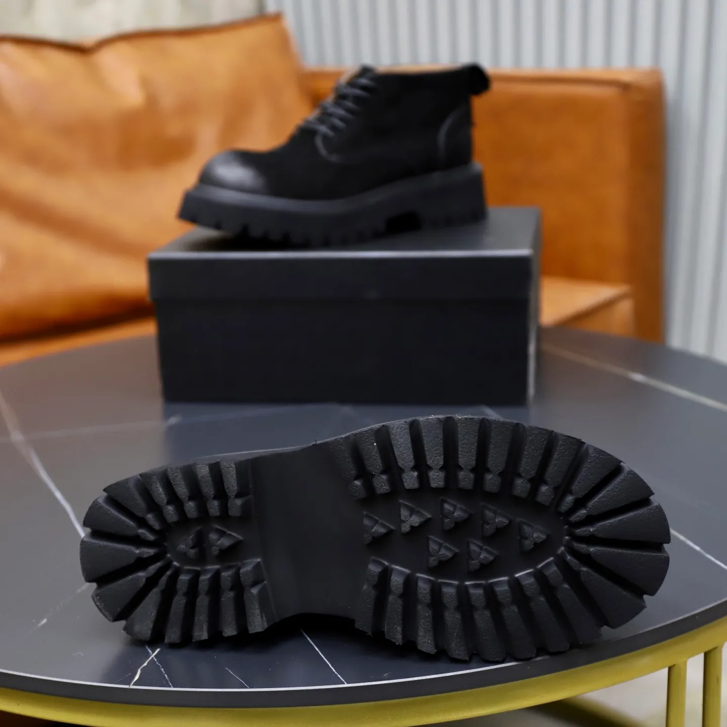 Men's shoes: 580💰🙅‍♂️🙅‍♂️🙅‍♂️ Brand: PRADA Standard code: 38-44 (45 customized) Grade: Same as the official website Material: Original high-grade high-mercerized light Comfortable and breathable pigskin lining Non-slip soft wear-resistant outsole Style category: Men's fashionable casual boots Distinguished luxury brand elements Top luxury Color: actual picture color